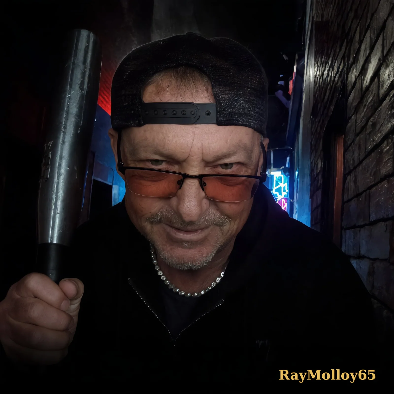 Affiche signée — RayMolloy65, la batte de baseball sur l'épaule et la casquette à l'envers sous les néons, signée « RayMolloy65 » en doré en bas à droite